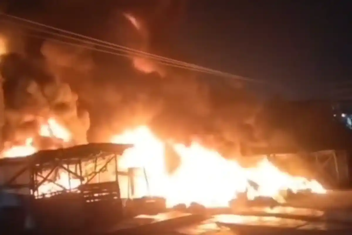National Highway 116 Domjur fire accident: पाकुरिया में टायर गोदाम में भयानक आग की घटना (Image Source: RB / Ekbal)