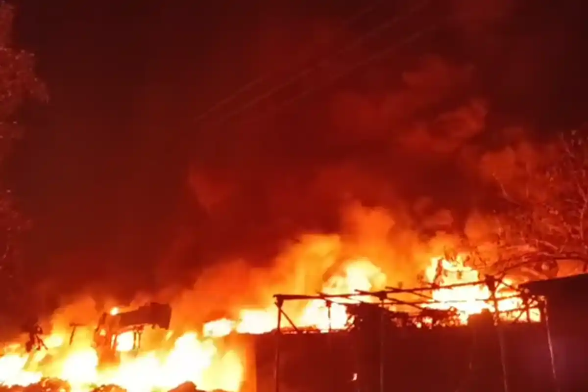 Howrah: पाकुरिया में टायर गोदाम में भीषण आग, क्रेन भी जलकर राख 13 National Highway 116 Domjur fire accident: पाकुरिया में टायर गोदाम में भयानक आग की घटना