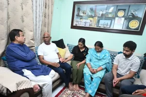 Nagpur: नितिन गडकरी ने रविंद्र दुरुगकर के परिवार को दी सांत्वना, धैर्य रखने की दी सलाह