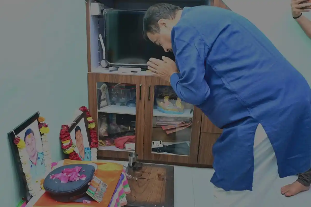 Nagpur: नितिन गडकरी ने रविंद्र दुरुगकर के परिवार को दी सांत्वना, धैर्य रखने की दी सलाह 12 Nitin Gadkari meets Durugkar family in Nagpur Maharashtra: नितिन गडकरी ने रविंद्र दुरुगकर के घर जाकर परिवार को दिलाया सहारा (Image Source: RB / Jassi)