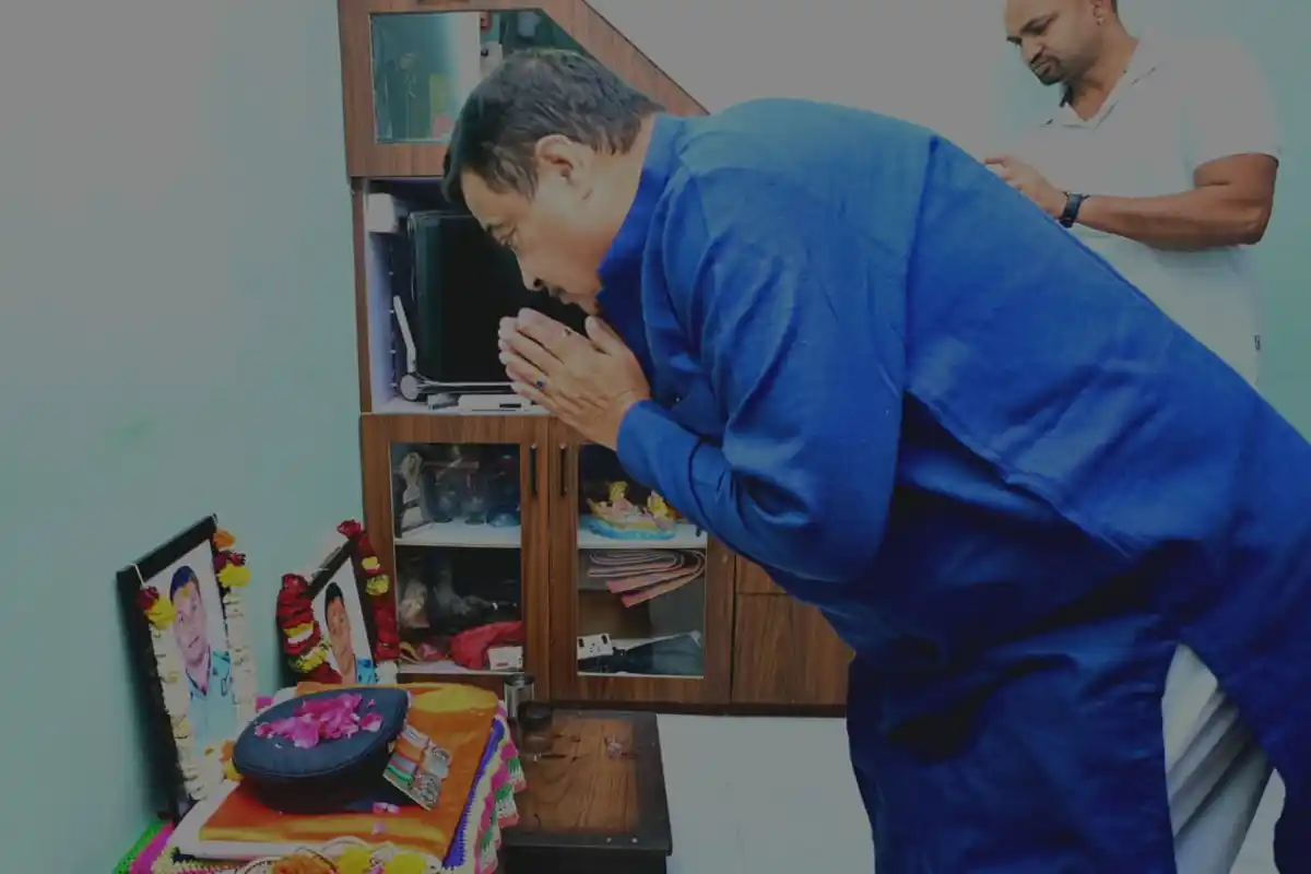 Nagpur: नितिन गडकरी ने रविंद्र दुरुगकर के परिवार को दी सांत्वना, धैर्य रखने की दी सलाह 13 Nitin Gadkari meets Durugkar family in Nagpur Maharashtra: नितिन गडकरी ने रविंद्र दुरुगकर के घर जाकर परिवार को दिलाया सहारा (Image Source: RB / Jassi)