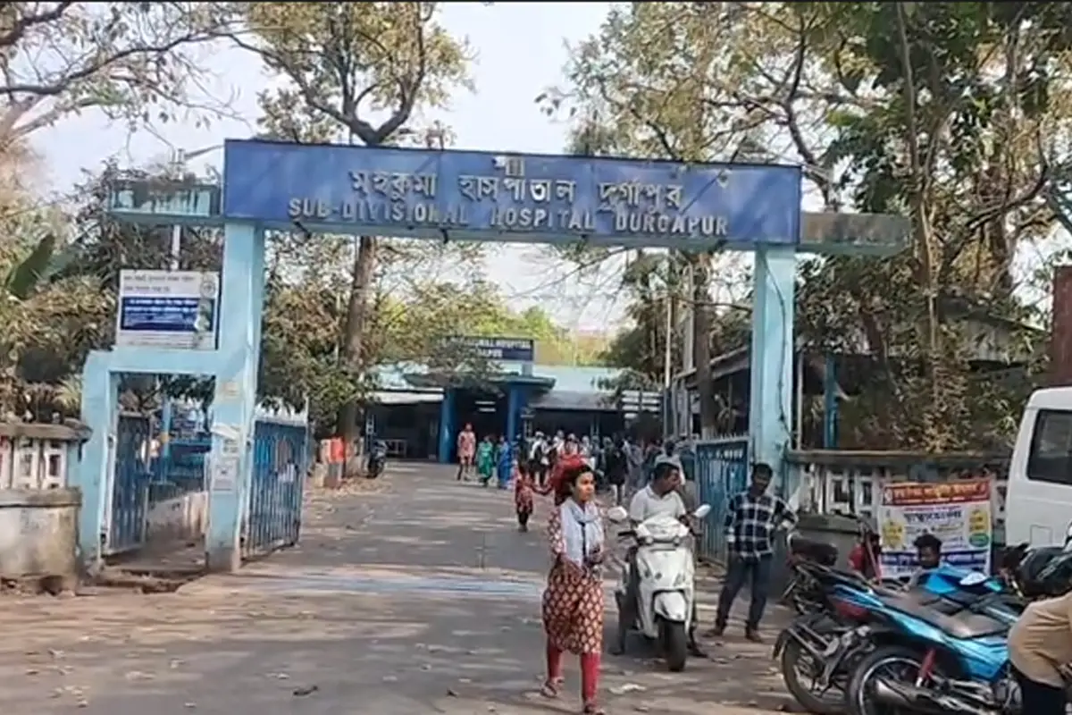 दुर्गापुर में T20 विश्वकप जश्न के दौरान पटाखे पर विवाद, युवक को ईंट मारकर किया घायल 13 Durgapur T20 celebration violence : दुर्गापुर में भारत की जीत का जश्न मनाते समय शब्दबाजी को लेकर विवाद हुआ, जिसमें एक युवक को ईंट से मारकर घायल कर दिया गया और उसे अस्पताल में भर्ती कराया गया।