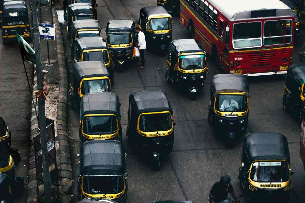Maharashtra Auto Rickshaw Permit Ban: महाराष्ट्र में परिवहन मंत्री प्रताप सरनाईक ने नए ऑटो रिक्शा परमिट बंद करने की घोषणा की। चालक संगठनों ने कहा कि यदि पारंपरिक ऑटो पर रोक है तो ई-ऑटो और ई-रिक्शा पर भी समान नियम लागू होने चाहिए।