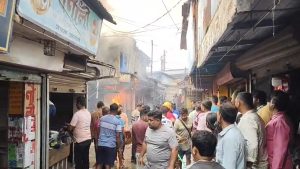 North 24 Parganas News: गोबरडांगा रेलवे बाजार में भीषण आग के बाद कई दुकानें जलकर राख – बड़ा हादसा टला