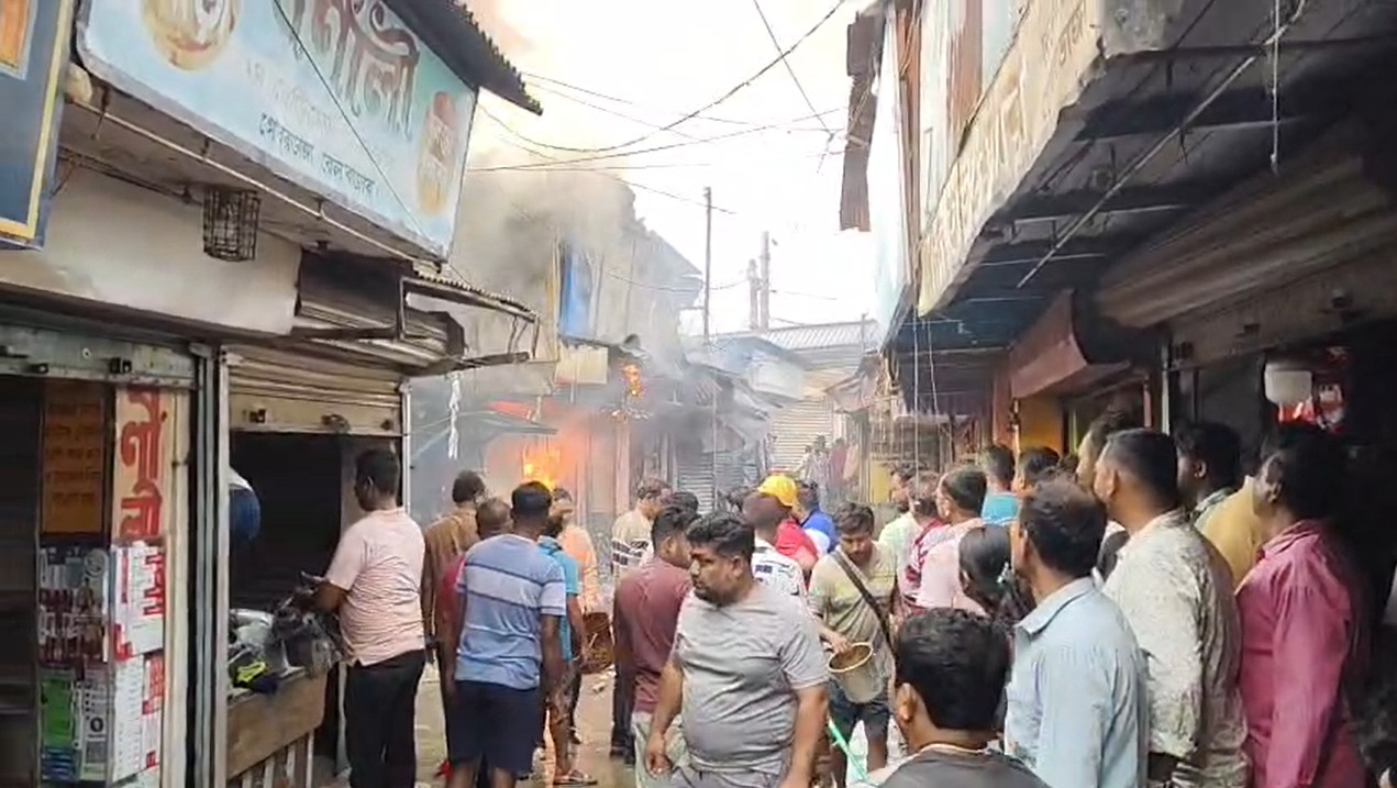 Gobardanga Rail Bazaar Fire: पश्चिम बंगाल के गोबरडांगा स्टेशन के पास रेल बाजार में सुबह आग लगने से कई दुकानें जलकर नष्ट हो गईं, दमकल की टीम मौके पर पहुंचकर आग बुझाने में लगी रही।