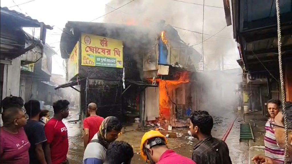 Gobardanga Rail Bazaar Fire: पश्चिम बंगाल के गोबरडांगा स्टेशन के पास रेल बाजार में सुबह आग लगने से कई दुकानें जलकर नष्ट हो गईं, दमकल की टीम मौके पर पहुंचकर आग बुझाने में लगी रही।