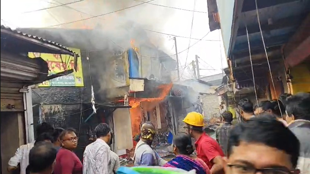 Gobardanga Rail Bazaar Fire: पश्चिम बंगाल के गोबरडांगा स्टेशन के पास रेल बाजार में सुबह आग लगने से कई दुकानें जलकर नष्ट हो गईं, दमकल की टीम मौके पर पहुंचकर आग बुझाने में लगी रही।