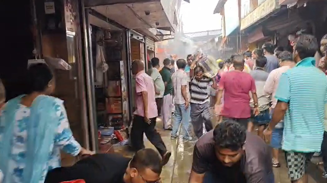 Gobardanga Rail Bazaar Fire: पश्चिम बंगाल के गोबरडांगा स्टेशन के पास रेल बाजार में सुबह आग लगने से कई दुकानें जलकर नष्ट हो गईं, दमकल की टीम मौके पर पहुंचकर आग बुझाने में लगी रही।