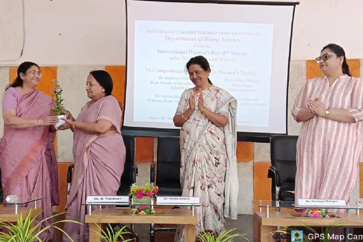 Yashwantrao Chavan Jayanti Nagpur University: नागपुर विश्वविद्यालय में 12 मार्च 2026 को यशवंतराव चव्हाण की जयंती पर जमनालाल बजाज भवन में अधिकारियों ने श्रद्धांजलि अर्पित की।