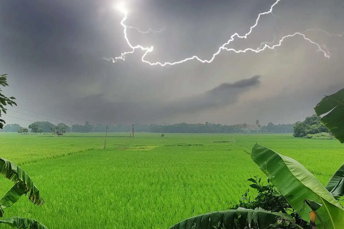 Maharashtra thunderstorm rain alert march: महाराष्ट्र में 17-20 मार्च के बीच विदर्भ, मराठवाड़ा और खानदेश में गरज-चमक के साथ बारिश व ओलावृष्टि की आशंका। कृषि विभाग ने किसानों को सतर्क रहने की सलाह दी।