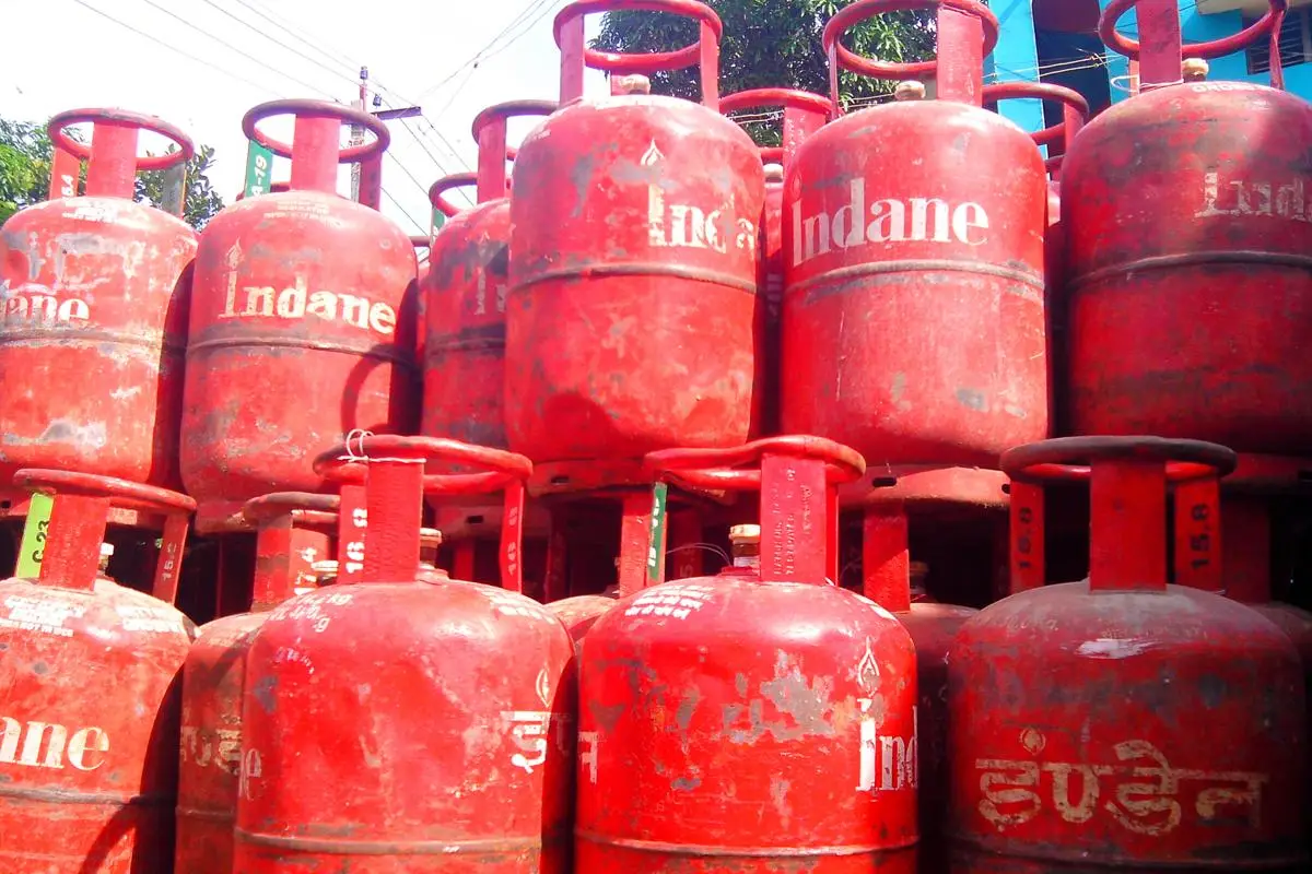 Maharashtra LPG gas supply: ईरान-इज़राइल युद्ध के मद्देनज़र महाराष्ट्र में एलपीजी आपूर्ति निर्बाध रखने हेतु जिला समितियाँ बनाई गईं, उत्पादन 11,000 मीट्रिक टन किया गया।