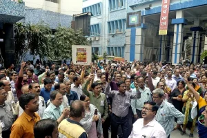 Kolkata government employees strike: हड़ताल के समर्थन में अनोखा नज़ारा खाद्य भवन के बाहर सरकारी कर्मचारियों को दिए गए गुलाब के फूल