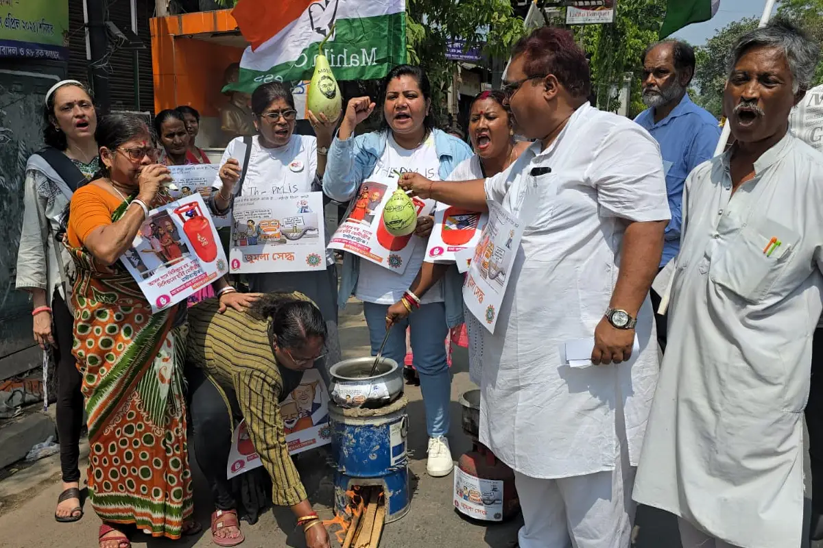 Congress protest against Modi over LPG crisis in West Bengal: पीएम मोदी के पश्चिम बंगाल दौरे से पहले कोलकाता में कांग्रेस सेवा दल ने ईंधन संकट के खिलाफ "जुमला सेद्ध" अनोखा प्रदर्शन किया।