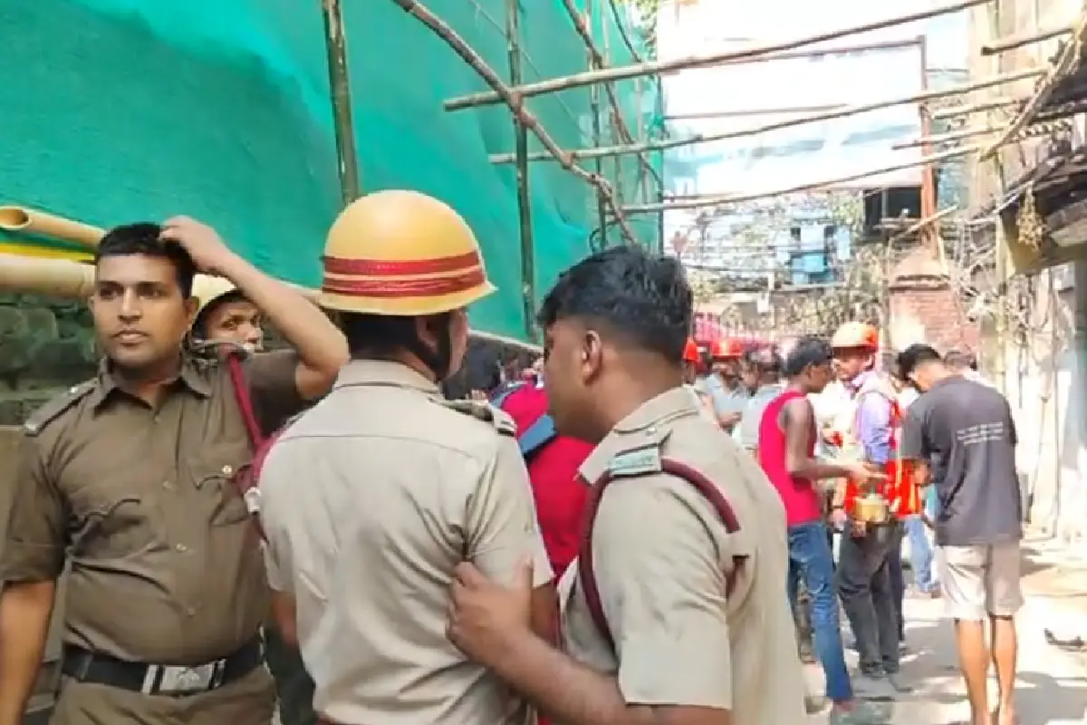 Congress protest against Modi over LPG crisis in West Bengal: पीएम मोदी के पश्चिम बंगाल दौरे से पहले कोलकाता में कांग्रेस सेवा दल ने ईंधन संकट के खिलाफ "जुमला सेद्ध" अनोखा प्रदर्शन किया।