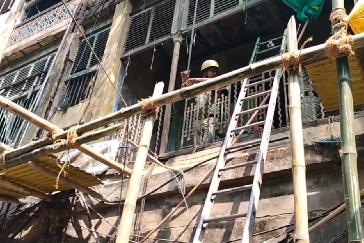 Congress protest against Modi over LPG crisis in West Bengal: पीएम मोदी के पश्चिम बंगाल दौरे से पहले कोलकाता में कांग्रेस सेवा दल ने ईंधन संकट के खिलाफ "जुमला सेद्ध" अनोखा प्रदर्शन किया।