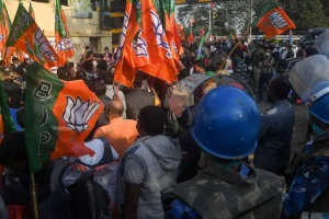 PM Modi Brigade rally Kolkata BJP workers Howrah: हाओड़ा स्टेशन पर उमड़े हजारों BJP कार्यकर्ता, कोलकाता कूच शुरू
