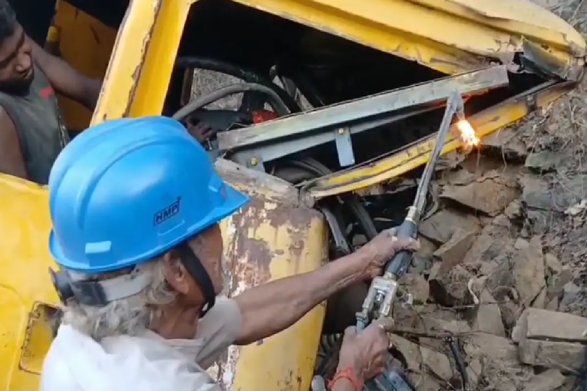 Ramgarh road accident Jharkhand driver trapped cabin: झारखंड के रामगड़ में दो सड़क हादसों में दो चालक अपनी कैबिन में फंस गए - एक की मौत, दूसरा गंभीर। रांची-पटना हाइवे और कोरिया घाटी से ग्राउंड रिपोर्ट।