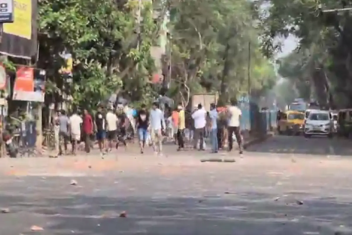 Kolkata Girish Park BJP TMC clash: पीएम मोदी की कोलकाता रैली से पहले गिरीश पार्क में BJP-TMC कार्यकर्ताओं के बीच पथराव, पुलिस अफसर व BJP नेता घायल, TMC का 50 से अधिक कार्यकर्ता घायल होने का दावा।