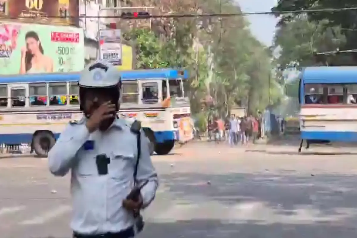 Kolkata Girish Park BJP TMC clash: पीएम मोदी की कोलकाता रैली से पहले गिरीश पार्क में BJP-TMC कार्यकर्ताओं के बीच पथराव, पुलिस अफसर व BJP नेता घायल, TMC का 50 से अधिक कार्यकर्ता घायल होने का दावा।