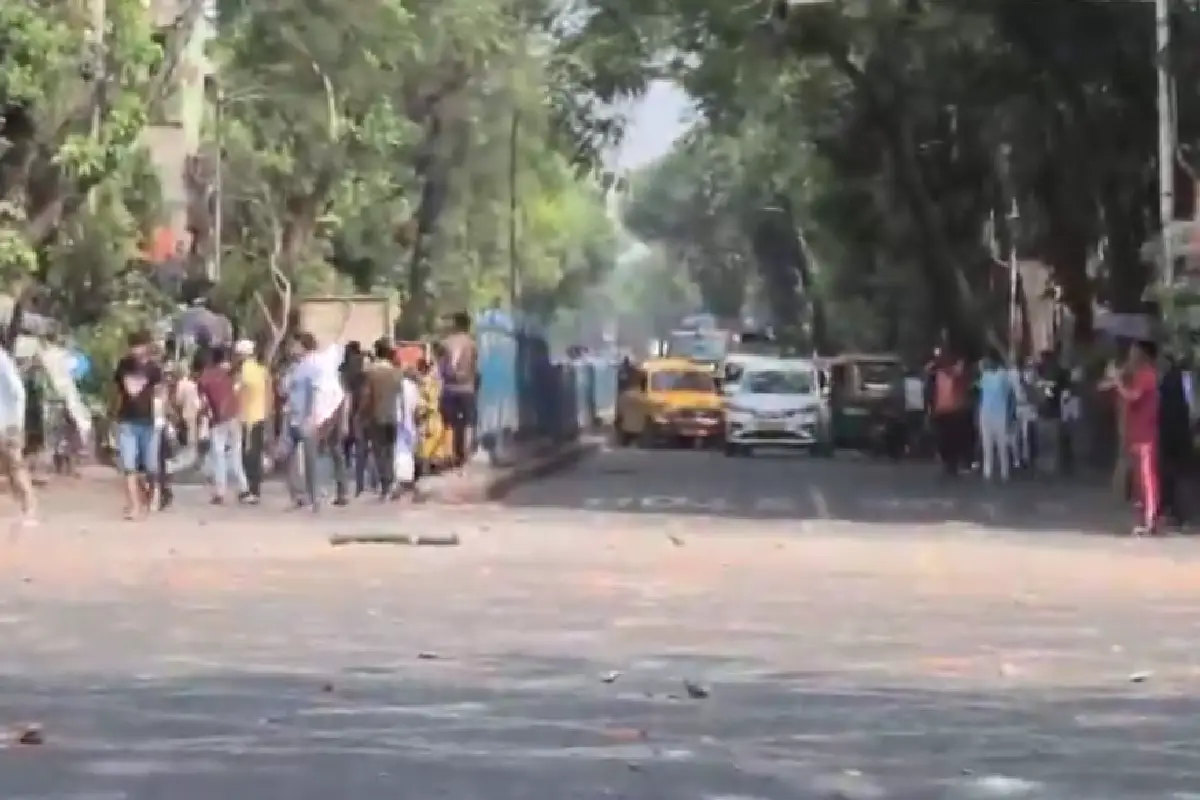 कोलकाता में पीएम मोदी की रैली से पहले भड़की हिंसा, BJP-TMC समर्थक आमने-सामने