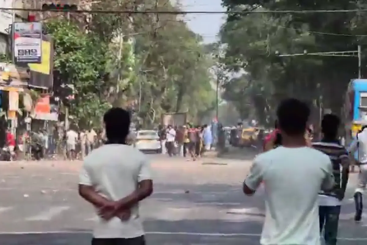 कोलकाता में पीएम मोदी की रैली से पहले भड़की हिंसा, BJP-TMC समर्थक आमने-सामने