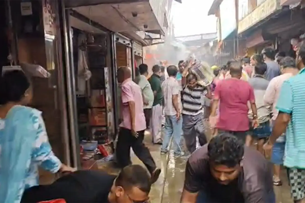 North 24 Parganas News: गोबरडांगा रेलवे बाजार में भीषण आग के बाद कई दुकानें जलकर राख - बड़ा हादसा टला
