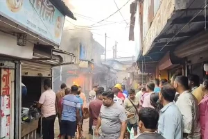 North 24 Parganas News: गोबरडांगा रेलवे बाजार में भीषण आग के बाद कई दुकानें जलकर राख – बड़ा हादसा टला