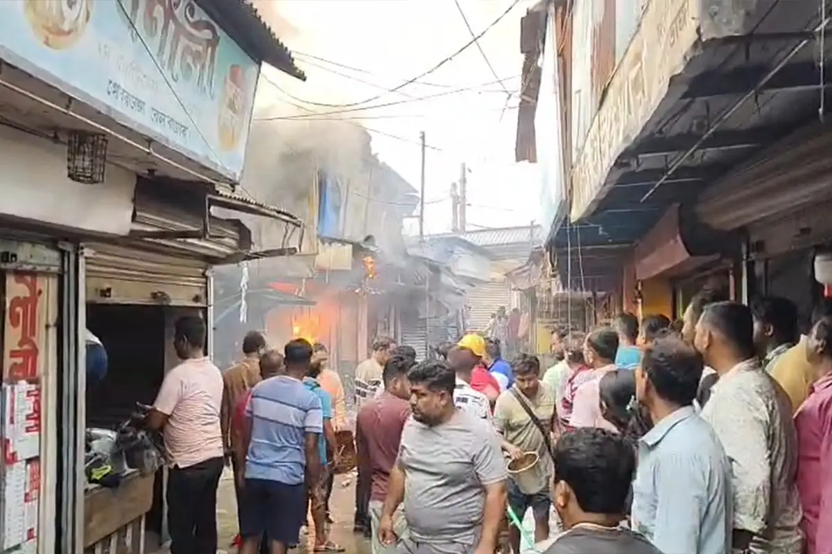 West Bengal Gobardanga Rail Bazaar Fire: गोबरडांगा स्टेशन के पास रेल बाजार में सुबह आग, कई दुकानें जलकर नष्ट