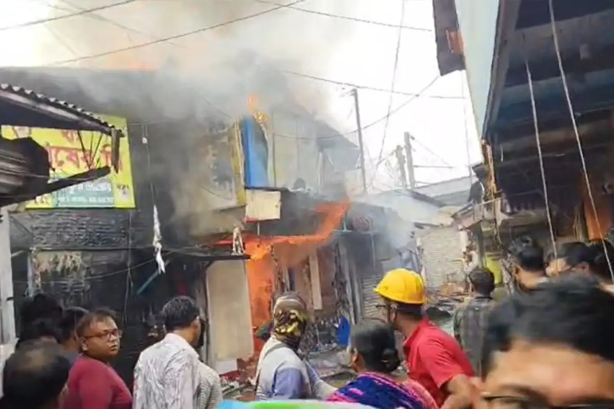 West Bengal Gobardanga Rail Bazaar Fire: गोबरडांगा स्टेशन के पास रेल बाजार में सुबह आग, कई दुकानें जलकर नष्ट