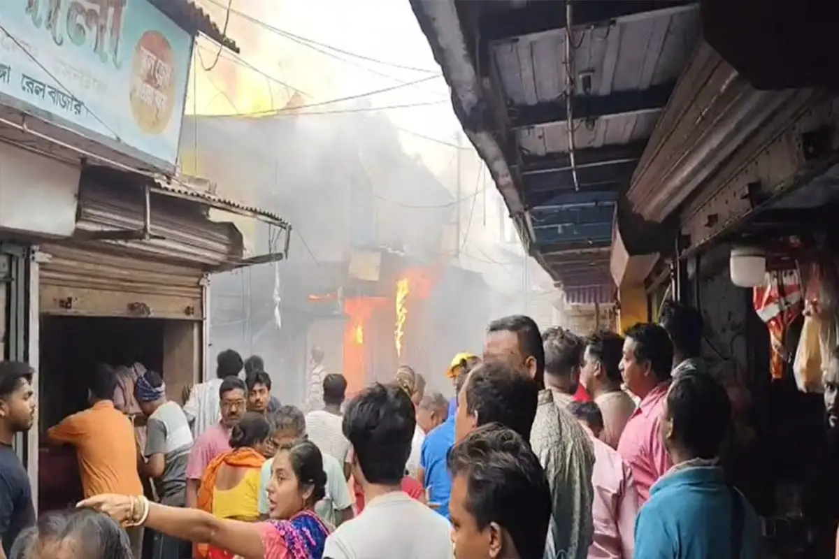 West Bengal Gobardanga Rail Bazaar Fire: गोबरडांगा स्टेशन के पास रेल बाजार में सुबह आग, कई दुकानें जलकर नष्ट