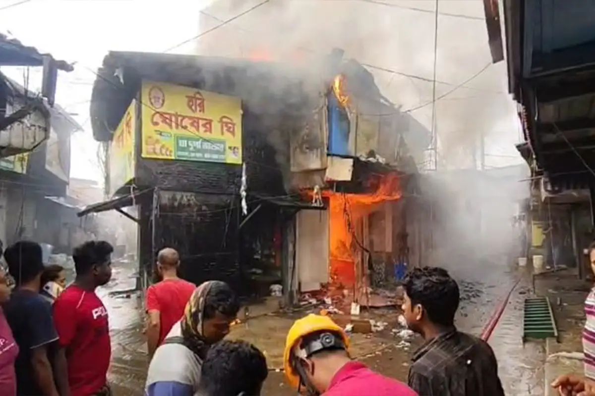 West Bengal Gobardanga Rail Bazaar Fire: गोबरडांगा स्टेशन के पास रेल बाजार में सुबह आग, कई दुकानें जलकर नष्ट
