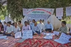 सीवान के DAV कॉलेज में विवाद, ‘महाकाल कंप्यूटर’ को लेकर धरने पर बैठे शिक्षक 12 सीवान के DAV कॉलेज में विवाद, ‘महाकाल कंप्यूटर’ को लेकर धरने पर बैठे शिक्षक