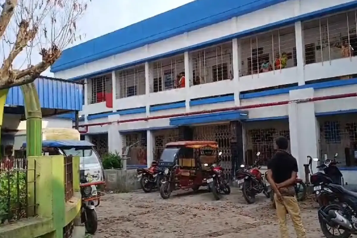 West Bengal Nadia News: शांतिपुर में सिविक वॉलंटियर ने की आत्महत्या - दूसरी शादी के विवाद में सालिशी सभा के दौरान फरार होकर लगाया फांसी 12 Shantipur civic volunteer suicide second marriage dispute Nadia: नदिया के शांतिपुर में सिविक वॉलंटियर सुजय हालदार ने दूसरी शादी के विवाद में सालिशी सभा के दौरान फरार होकर फांसी लगाकर जान दे दी।