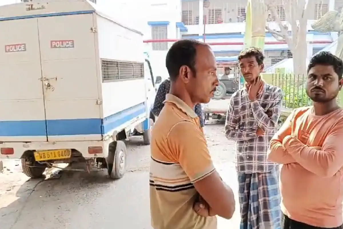 West Bengal Nadia News: शांतिपुर में सिविक वॉलंटियर ने की आत्महत्या - दूसरी शादी के विवाद में सालिशी सभा के दौरान फरार होकर लगाया फांसी 11 Shantipur civic volunteer suicide second marriage dispute Nadia: नदिया के शांतिपुर में सिविक वॉलंटियर सुजय हालदार ने दूसरी शादी के विवाद में सालिशी सभा के दौरान फरार होकर फांसी लगाकर जान दे दी।