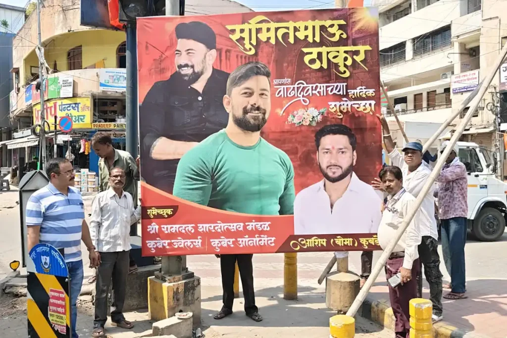 नागपुर में अवैध होर्डिंग पर पुलिस और मनपा की कार्रवाई, मकोका आरोपी को बधाई देने वाले पोस्टर हटाए गए