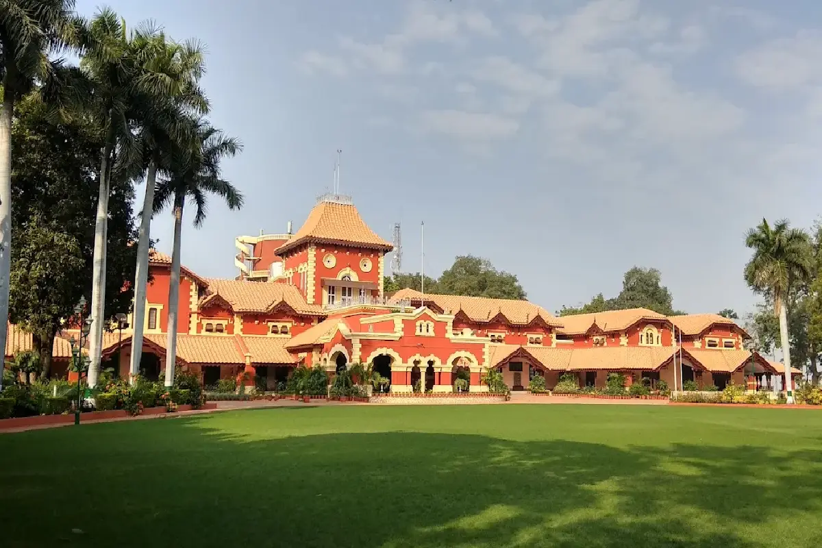 Nagpur police attack Rajbhavan Haldiram: नागपुर में राजभवन के सामने नशे में धुत पांच लोगों ने रात गश्त पर निकली पुलिस टीम पर हमला किया। चार आरोपी गिरफ्तार, एक फरार।