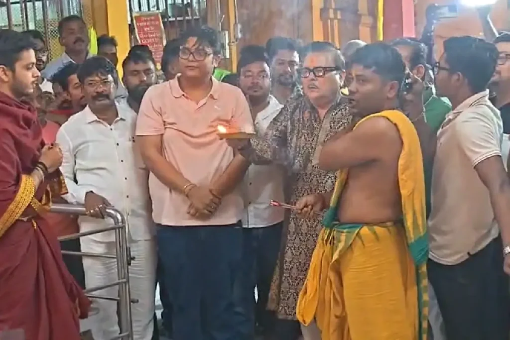 West Bengal News: कामारहाटी, जगन्नाथ मंदिर में पूजा के बाद मदन मित्र ने शुरू किया चुनाव प्रचार, दीवारों पर लिखा अपना नाम