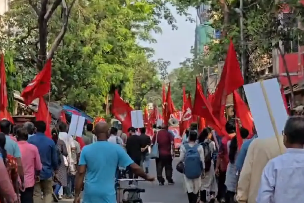 CPIM anti-war protest march Kolkata: कोलकाता में सीपीआईएम का युद्धविरोधी मार्च - कॉलेज स्क्वायर से सियालदह तक। ईरान हमले, गैस मूल्यवृद्धि और मोदी सरकार की विदेश नीति के खिलाफ बामफ्रंट की आवाज।