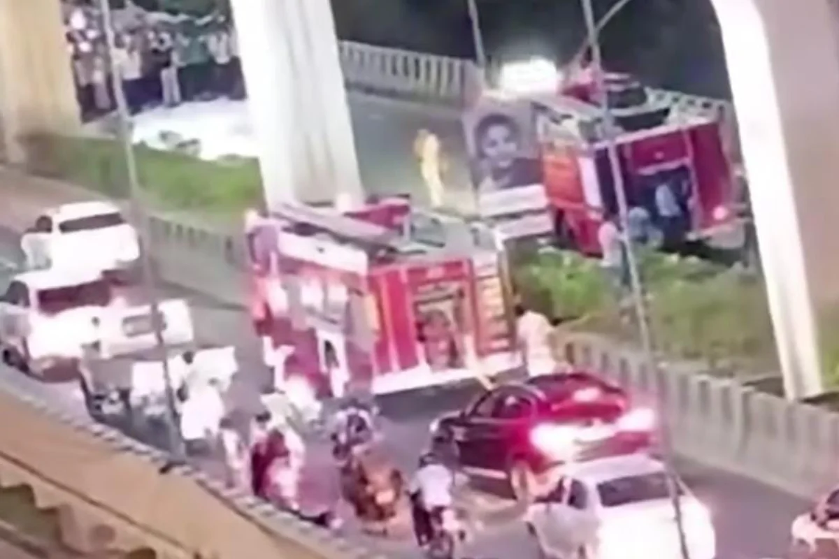 Car fire Wardha Road Nagpur Swift car burned News: वर्धा रोड पर चलती स्विफ्ट कार में लगी आग | Nagpur Breaking