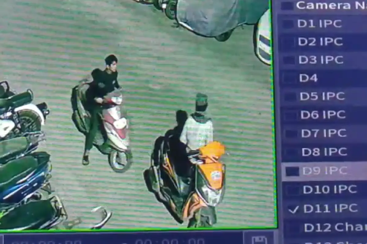 Nagpur bike theft Vyankatesh Nagar: नागपुर के व्यंकटेश नगर में एक ही रात तीन दोपहिया वाहन चोरी, CCTV में कैद हुए चोर। निवासियों ने पुलिस से गश्त बढ़ाने की मांग की।