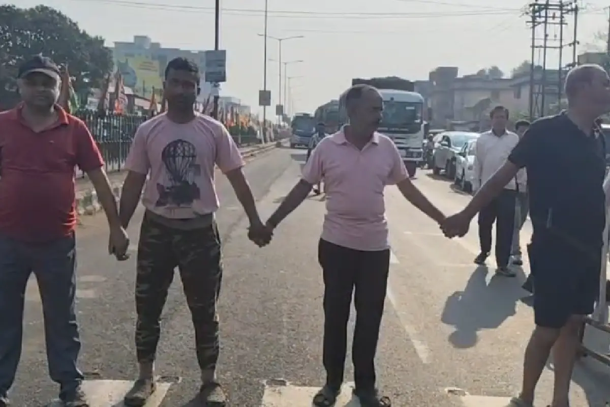 Durgapur water crisis protest road blockade: दुर्गापुर के सगड़भांगा में जल संकट को लेकर राज्य सड़क जाम, पुलिस व TMC नेता को घेरा - प्रशासन ने दिया समाधान का आश्वासन।