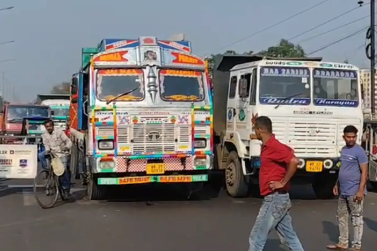 Durgapur water crisis protest road blockade: दुर्गापुर के सगड़भांगा में जल संकट को लेकर राज्य सड़क जाम, पुलिस व TMC नेता को घेरा - प्रशासन ने दिया समाधान का आश्वासन।