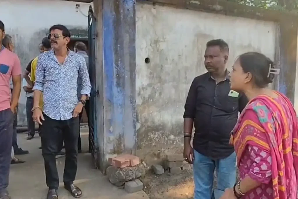 दुर्गापुर में जल संकट, सड़क जाम, पुलिस और TMC नेता को घेरा “जब तक पानी नहीं, आंदोलन जारी रहेगा”