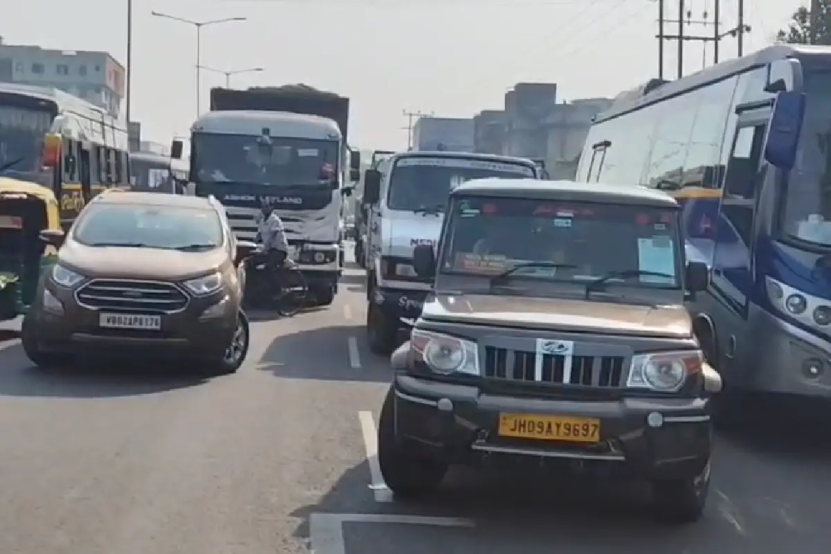 Durgapur water crisis protest road blockade: दुर्गापुर के सगड़भांगा में जल संकट को लेकर राज्य सड़क जाम, पुलिस व TMC नेता को घेरा - प्रशासन ने दिया समाधान का आश्वासन।