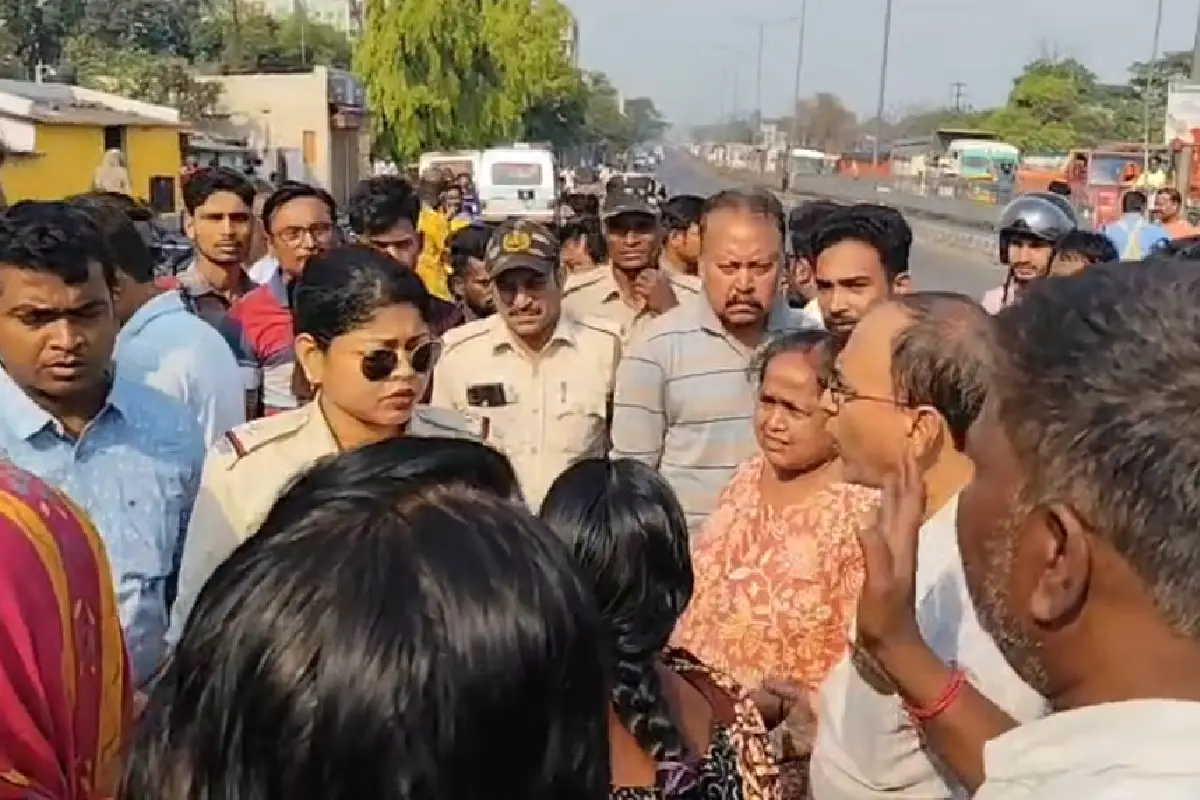 Durgapur water crisis protest road blockade: दुर्गापुर के सगड़भांगा में जल संकट को लेकर राज्य सड़क जाम, पुलिस व TMC नेता को घेरा - प्रशासन ने दिया समाधान का आश्वासन।