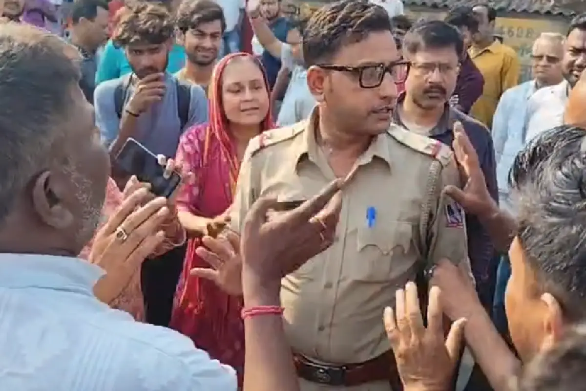 Durgapur water crisis protest road blockade: दुर्गापुर के सगड़भांगा में जल संकट को लेकर राज्य सड़क जाम, पुलिस व TMC नेता को घेरा - प्रशासन ने दिया समाधान का आश्वासन।