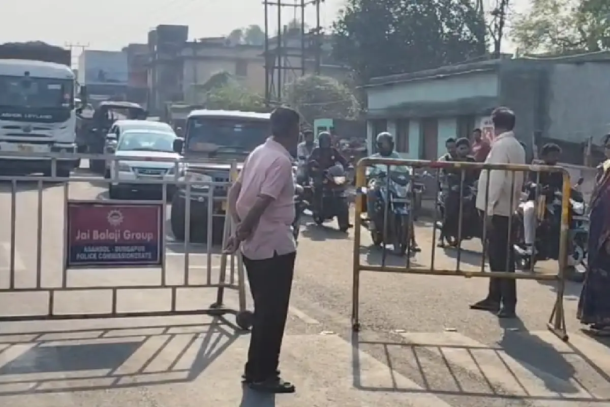 Durgapur water crisis protest road blockade: दुर्गापुर के सगड़भांगा में जल संकट को लेकर राज्य सड़क जाम, पुलिस व TMC नेता को घेरा - प्रशासन ने दिया समाधान का आश्वासन।