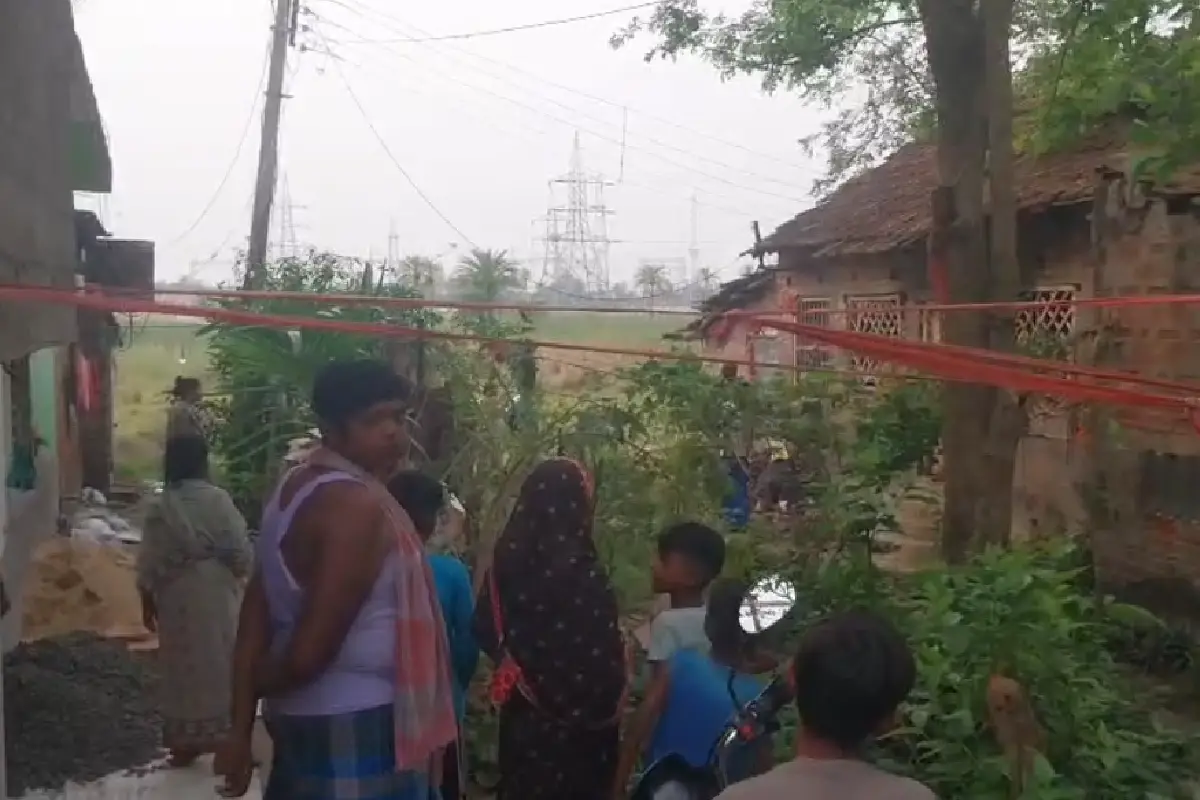 Howrah News: उलुबेड़िया, पत्नी और बड़े बेटे की कटारी से हत्या, छोटे को घायल कर जहर खाकर आत्महत्या की कोशिश 13 Uluberia husband kills wife son Howrah: हावड़ा के उलुबेड़िया में पति ने कटारी से पत्नी और बड़े बेटे की हत्या की, छोटे को घायल किया, फिर जहर खाकर आत्महत्या की कोशिश की। पुलिस ने मां को हिरासत में लिया।