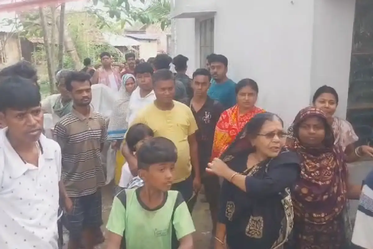 Howrah News: उलुबेड़िया, पत्नी और बड़े बेटे की कटारी से हत्या, छोटे को घायल कर जहर खाकर आत्महत्या की कोशिश 14 Uluberia husband kills wife son Howrah: हावड़ा के उलुबेड़िया में पति ने कटारी से पत्नी और बड़े बेटे की हत्या की, छोटे को घायल किया, फिर जहर खाकर आत्महत्या की कोशिश की। पुलिस ने मां को हिरासत में लिया।