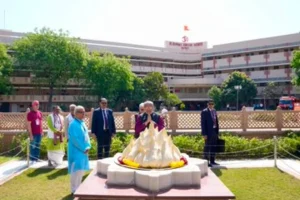 नागपुर में उपराष्ट्रपति ने डॉ. हेडगेवार को दी श्रद्धांजलि, बोले- उनका जीवन आज भी देता है प्रेरणा 12 नागपुर में उपराष्ट्रपति ने डॉ. हेडगेवार को दी श्रद्धांजलि, बोले- उनका जीवन आज भी देता है प्रेरणा